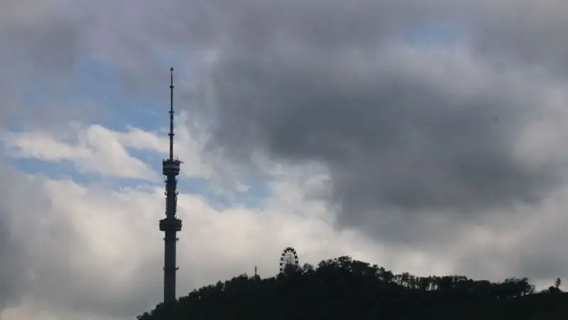 Сильный дождь с грозой и град  ожидаются в Алматы