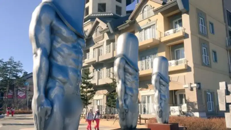 Откровенные скульптуры в Пхенчхане шокировали олимпийцев