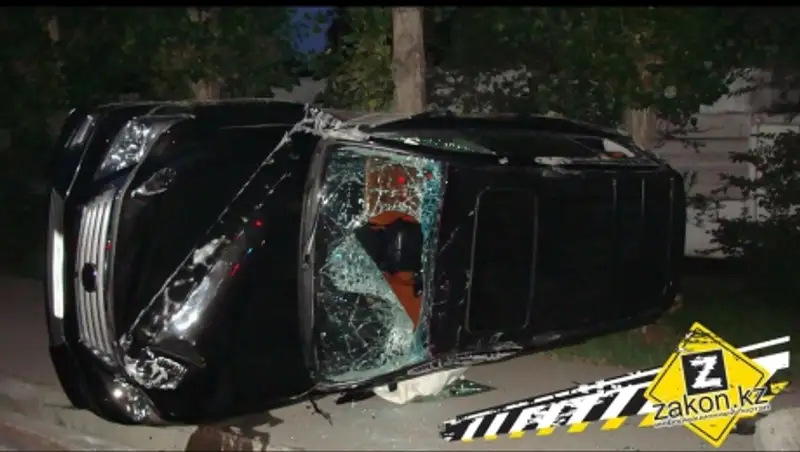 На пр.Достык в Алматы водитель Лексуса не справился с управлением и перевернул машину