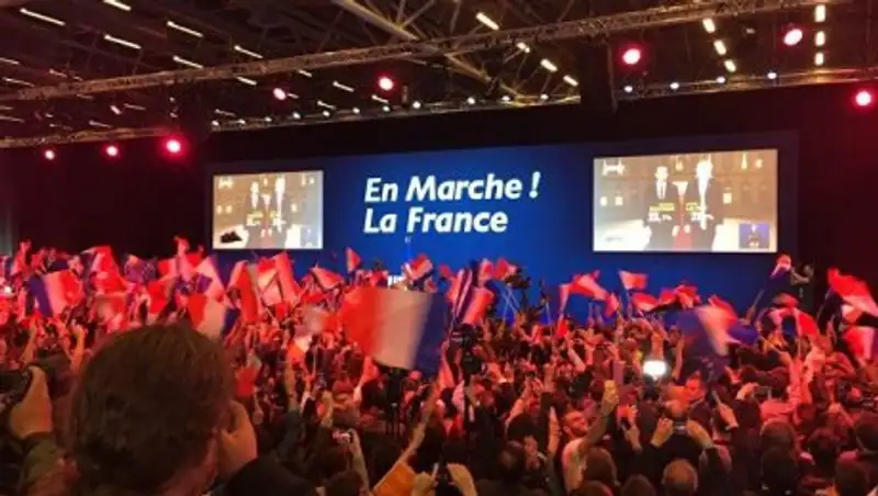 Олланд поздравил Макрона с успехом в первом туре выборов президента