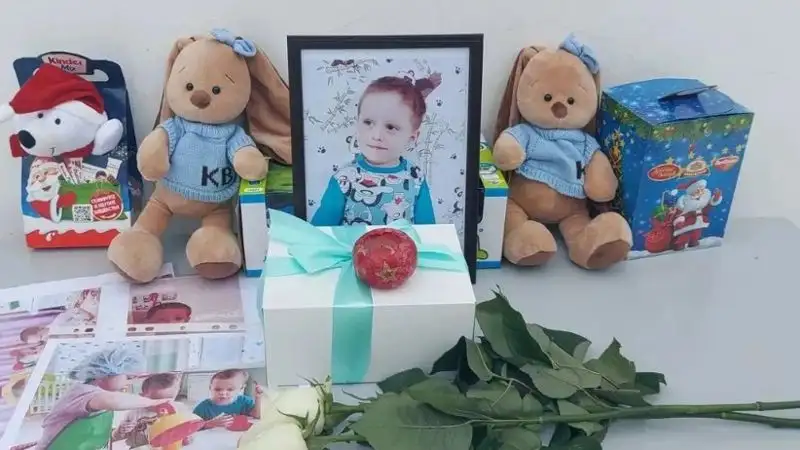 В Актобе прощаются с убитым 4-летним мальчиком