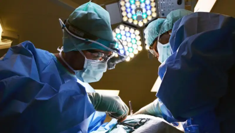 В Китае мужчина 30 лет прожил с десятисантиметровым червем в голове