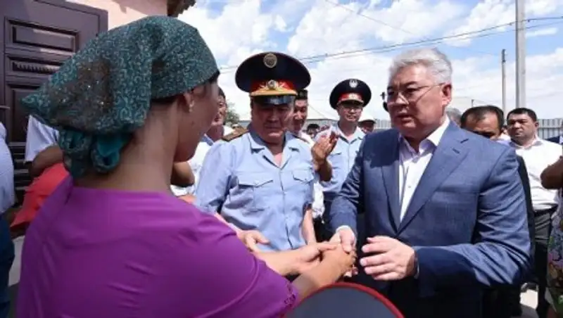 Аким ЮКО вручил ключи от нового дома семье погибшего в Актобе солдата-срочника Д.Сапара