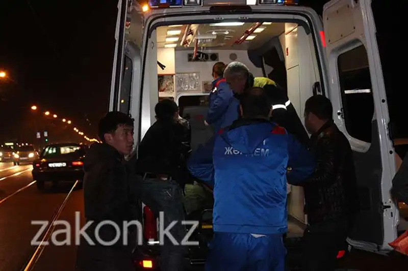 Пешеход, перебегавший дорогу в неположенном месте, попал под колеса Лады в Алматы (фото), фото - Новости Zakon.kz от 13.11.2013 18:08