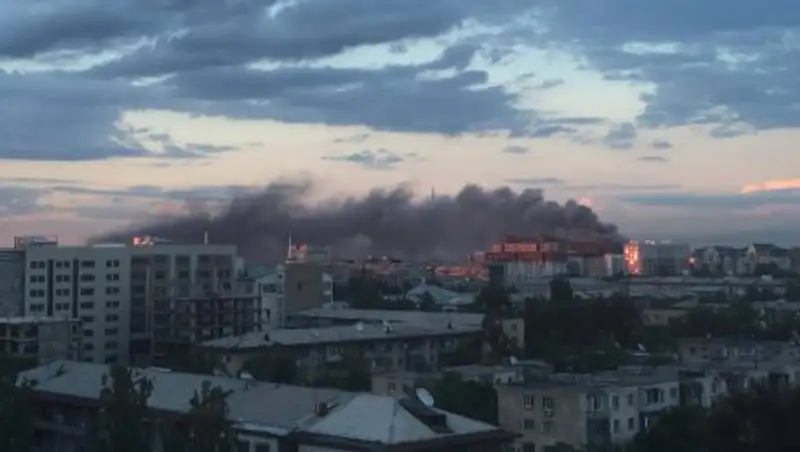 В центре Бишкека горит новый дом