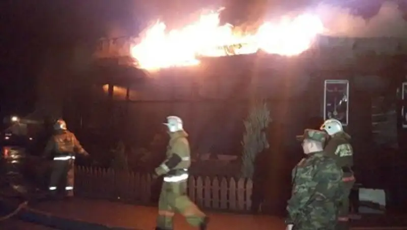 В Алматы сгорела донерная
