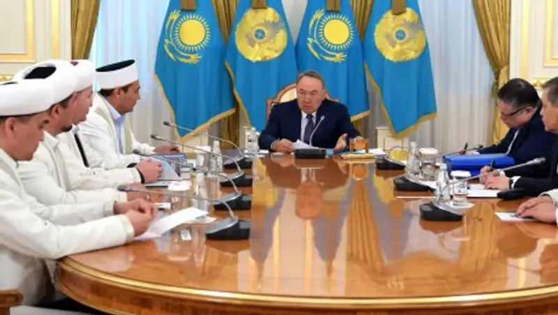 Назарбаев: Бороды у парней и черные одеяния у девушек не соответствуют нашим традициям