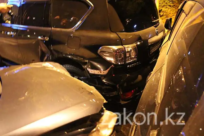 В Алматы резкий маневр водителя Фольксвагена закончился аварией (фото) В Алматы резкий маневр водителя Фольксвагена закончился аварией (фото), фото - Новости Zakon.kz от 06.11.2013 17:45