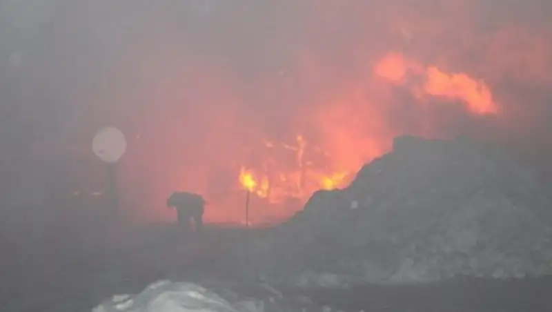 От возгорания спасли пожарные 20 автомобилей в Усть-Каменогорске