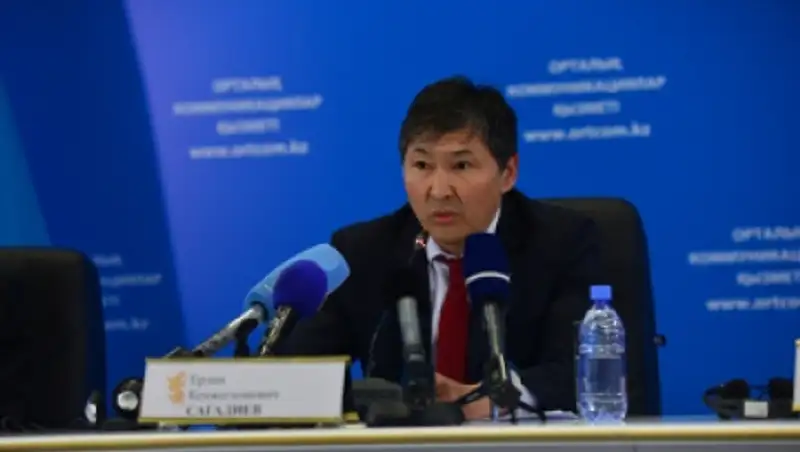 Тенге не находится под стрессом из-за девальвации рубля - Е.Сагадиев