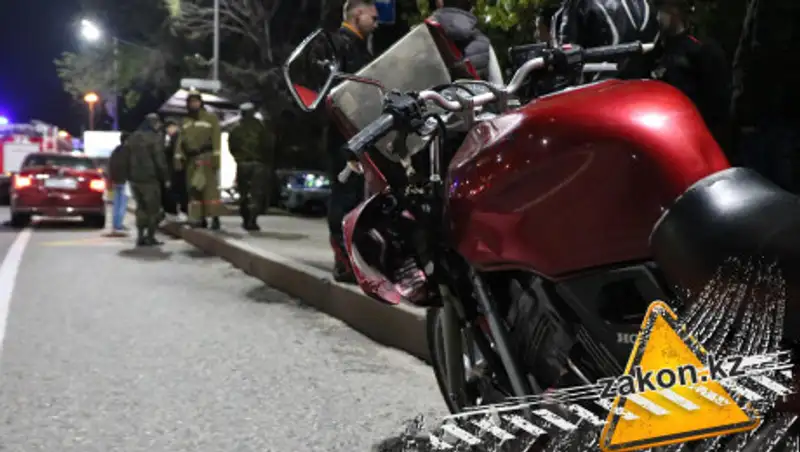 Мотоциклист врезался в легковушку в Алматы