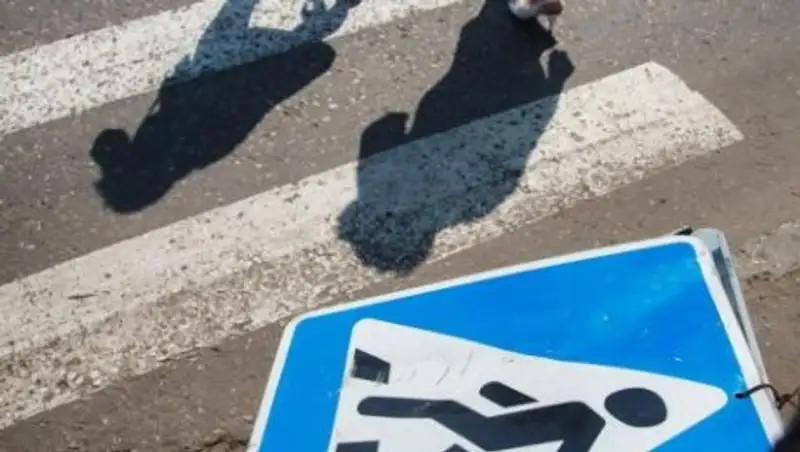 В Балхаше автомобиль сбил трех девушек на пешеходном переходе