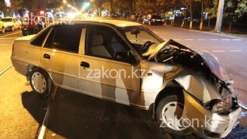 ДТП с участием трех машин произошло минувшей ночью в Алматы (фото), фото - Новости Zakon.kz от 22.10.2013 19:35