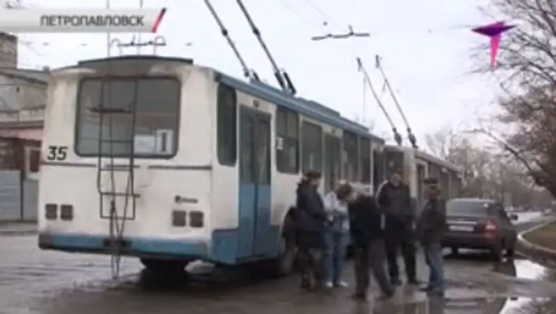 Массовое увольнение сотрудников в троллейбусном парке Петропавловска, фото - Новости Zakon.kz от 08.11.2013 15:37