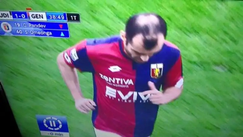 В соцсетях высмеяли футболиста с интимной стрижкой на голове