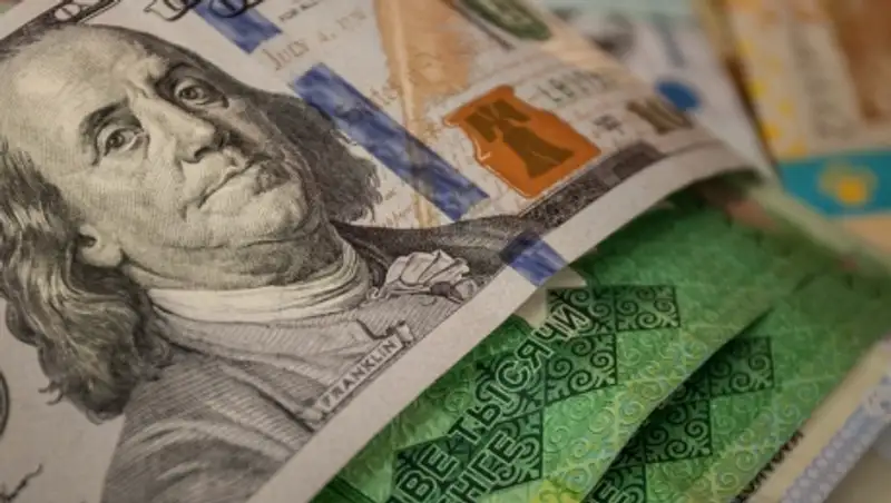 Курс тенге опустился до 380 за доллар