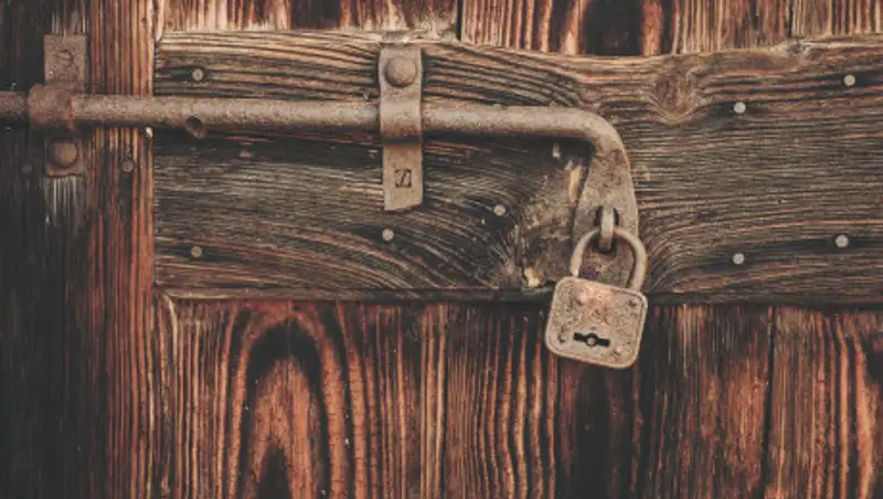 Отец 9 лет держал детей в подвале и насиловал их