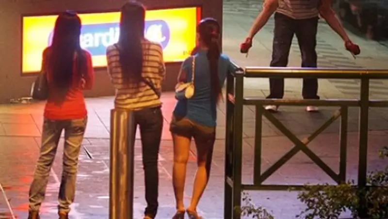 Британцев побьют палками и посадят в тюрьму Сингапура за секс с пьяной женщиной