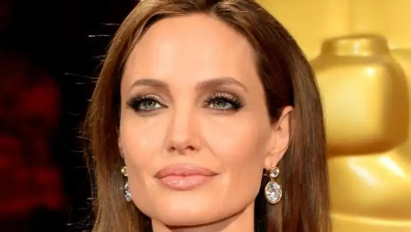 Анджелина Джоли сменила адвоката и продолжает суд против Брэда Питта