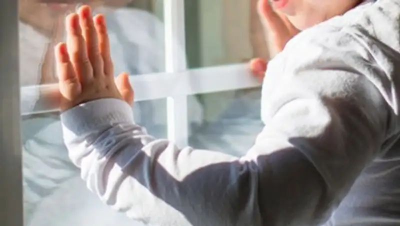 В столице с начала лета 7 детей из-за недосмотра родителей выпали из окон