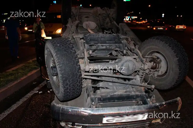 Тойота Прадо перевернулся на крышу в результате ДТП в Алматы (фото), фото - Новости Zakon.kz от 09.07.2013 18:08