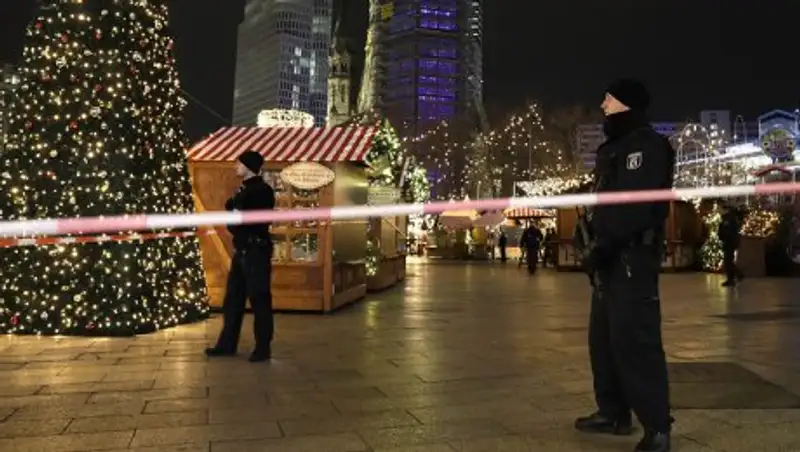 Девять человек погибли при наезде грузовика на ярмарку в Берлине