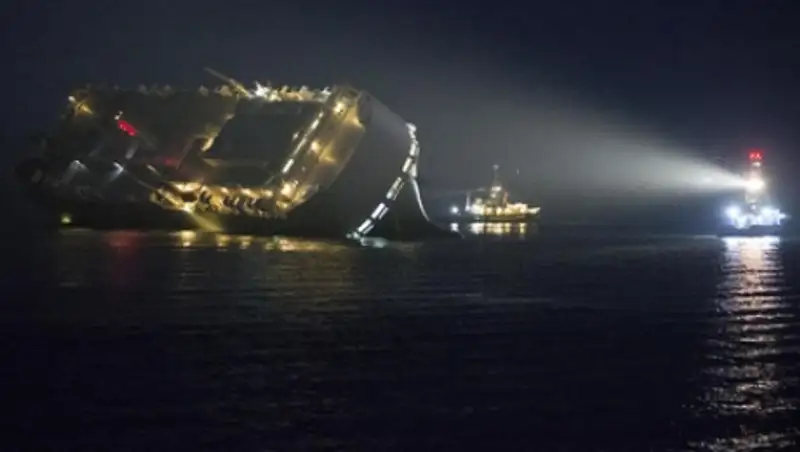 Автовоз вынужденно сел на мель у британских берегов