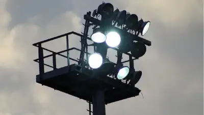 прожектор, стадион, забрался мужчина , фото - Новости Zakon.kz от 26.04.2022 16:19