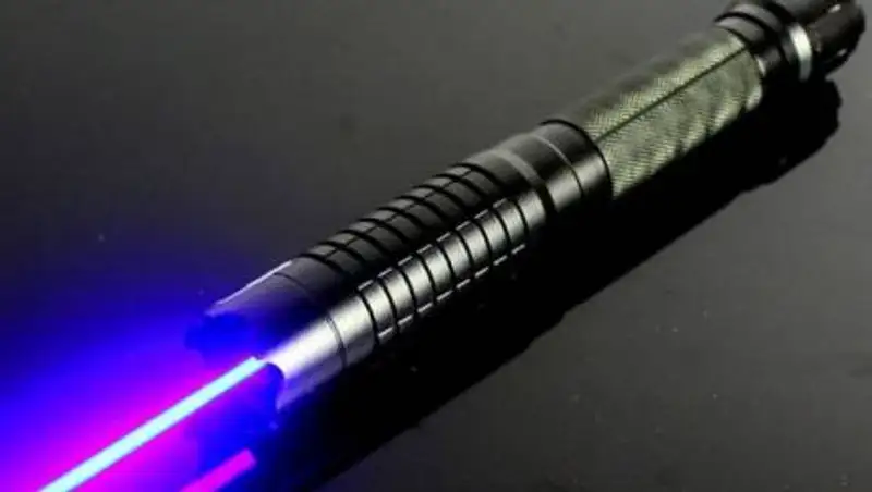 Мальчик сжег сетчатку глаза, играя лазерной указкой