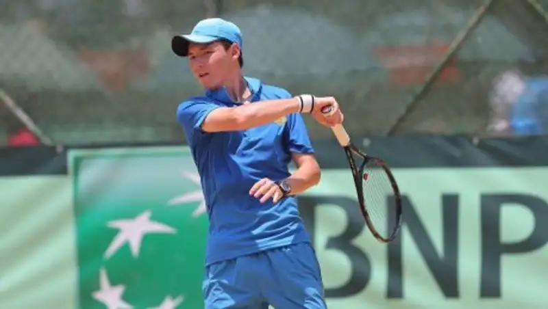 Казахстанский теннисист Достанбек Ташбулатов пробился в четвертьфинал престижного юношеского турнира в США