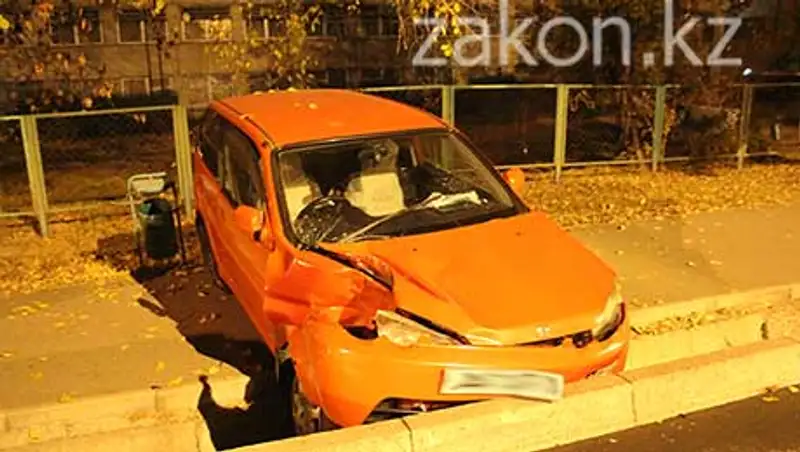 В Алматы в результате ДТП Хонда врезалась в дерево и «отскочила» в арык (фото)