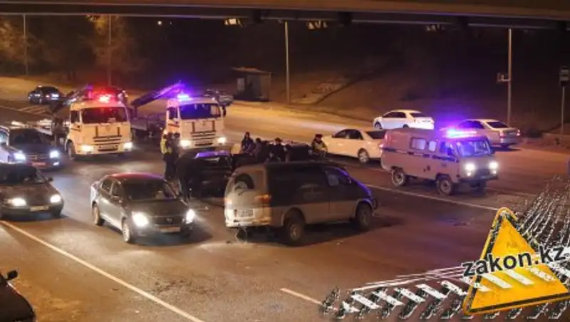 Водитель выехал на "встречку" и протаранил два автомобиля в Алматы