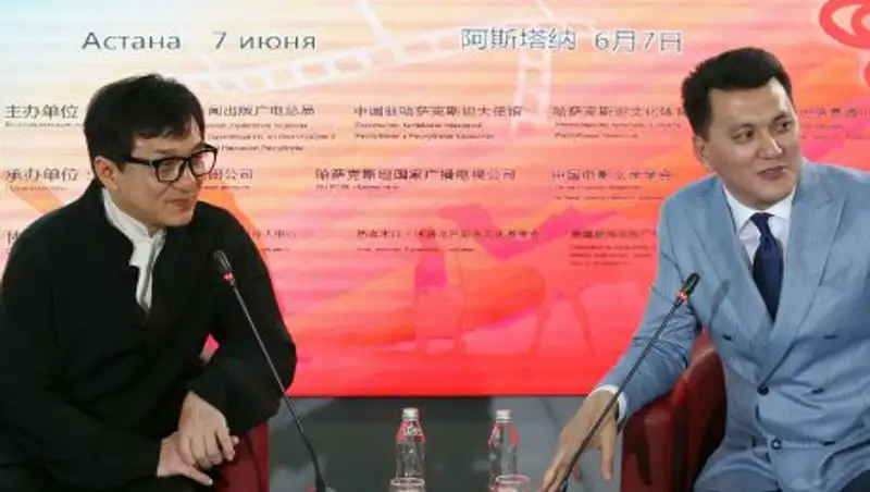 Джеки Чан угостил Ерлана Карина кофе