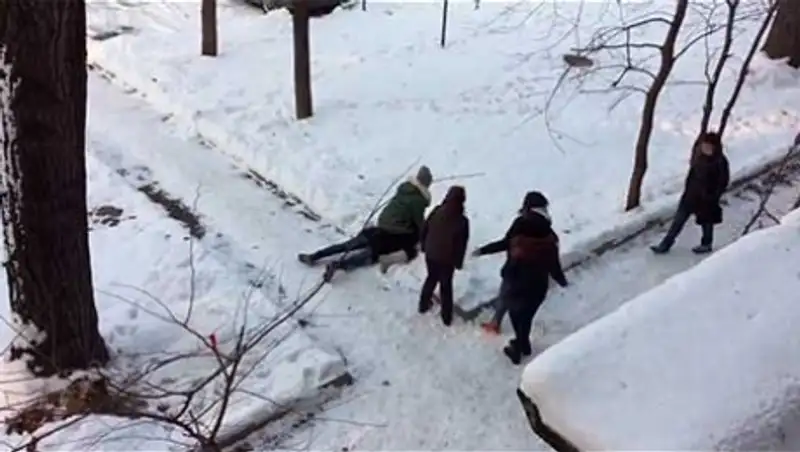 В Интернете появилось видео драки девушек в Алматы