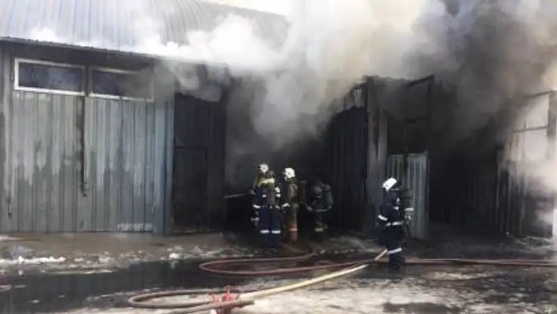 В Алматы загорелся металлический ангар