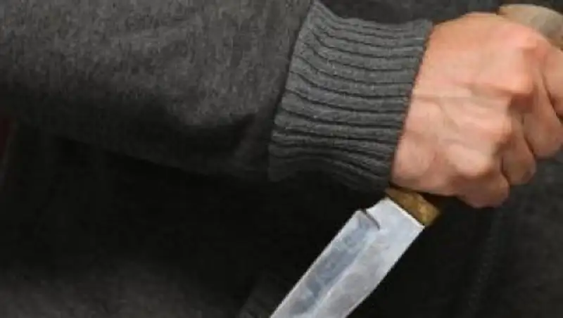 Супруга полицейского, устроившего резню в Таразе, просит его сдаться