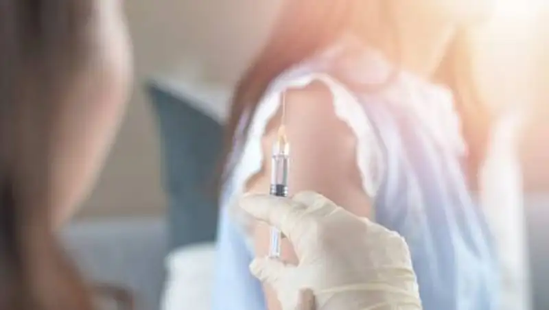 Лихорадка, озноб, слабость: названы побочные симптомы после прививки российской вакциной