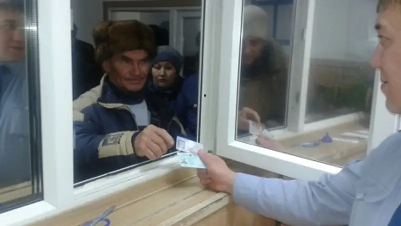 Более 100 водительских удостоверений нового образца получили водители в Кокшетау