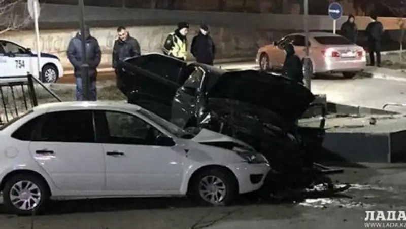 В Актау Toyota вылетела с дороги и приземлилась на капоте Lada Granta