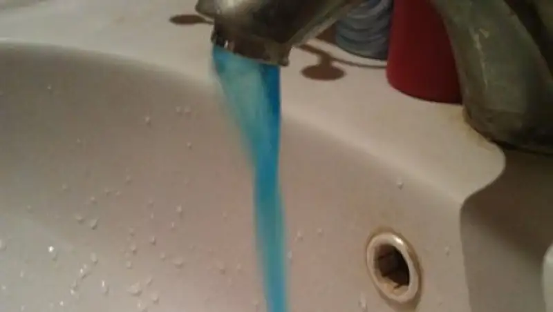 В Атырау из кранов в домах течет голубая вода