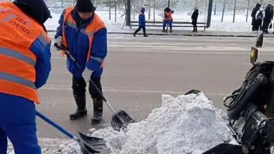 Более двух тысяч дорожных рабочих убирают снег в Астане, фото - Новости Zakon.kz от 27.01.2023 01:17