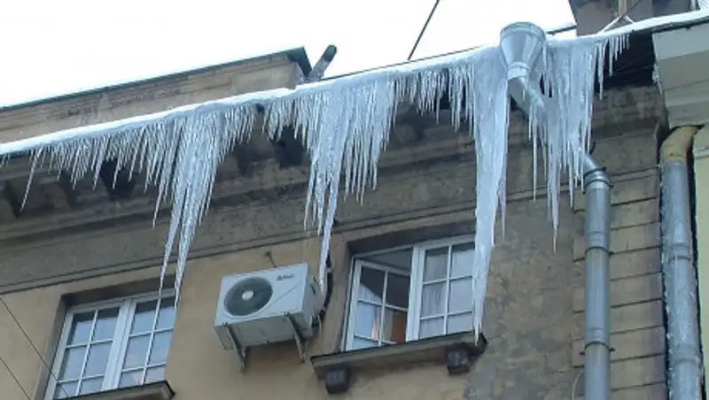 Упавшая сосулька покалечила подростка в Павлодаре