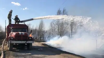 Пожар в Свердловской области: повреждены 92 строения, погиб один человек, эвакуировали 240 осужденных, фото - Новости Zakon.kz от 26.04.2023 04:45