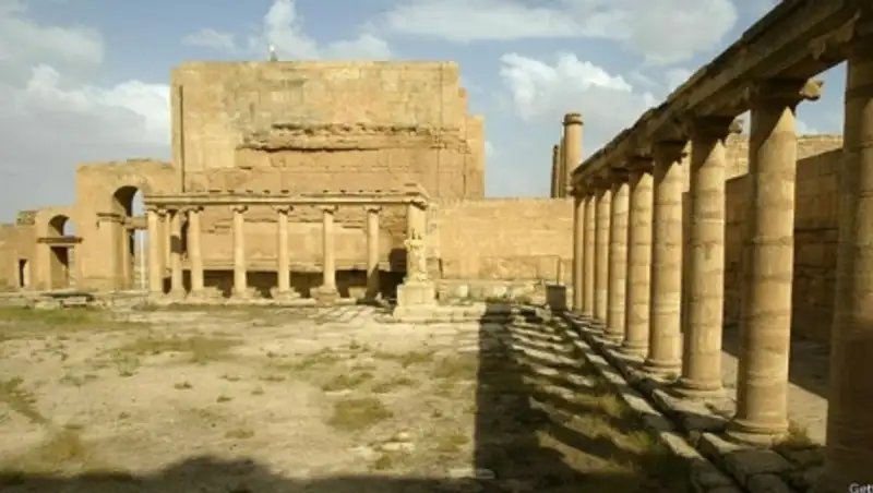 Боевики ИГ уничтожают древние памятники Хатры