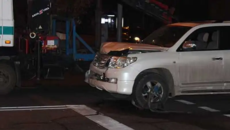 В Алматы водитель джипа после столкновения с такси утверждал, что его не было в машине , фото - Новости Zakon.kz от 13.11.2013 19:39