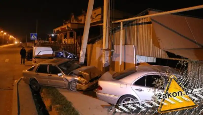 В Алматы два автомобиля въехали в жилой дом