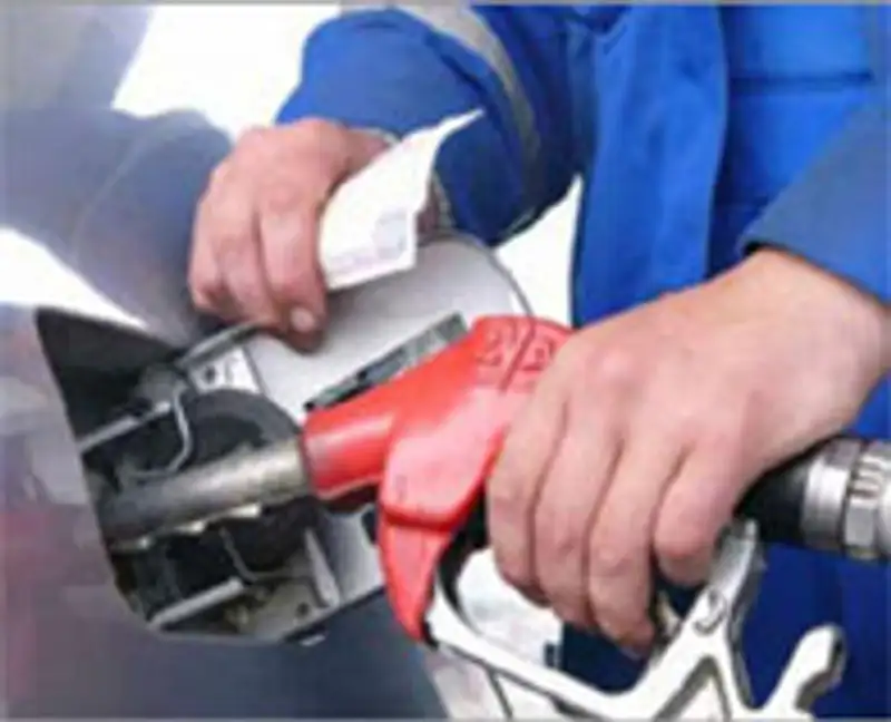 АЗК обвинило ряд автозаправок в Южном Казахстане в сговоре по ограничению продаж бензина, фото - Новости Zakon.kz от 01.11.2011 17:49