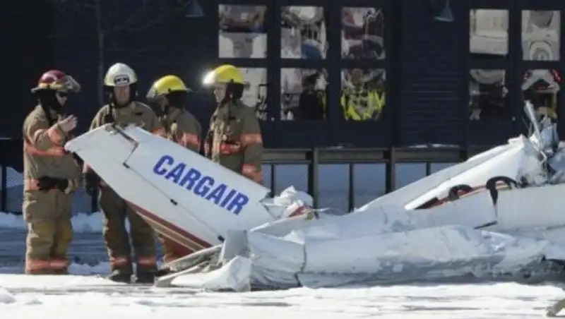 Над торговым центром в Канаде столкнулись два легких самолета