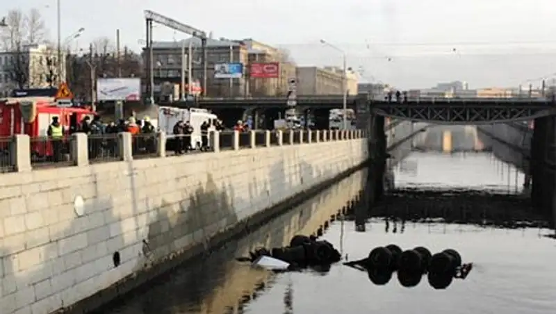 В Петербурге бензовоз с мазутом, протаранив несколько машин, упал в Обводный канал