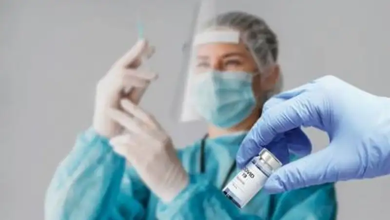 Новые штаммы коронавируса связаны с вакцинацией - новый фейк в Казнете